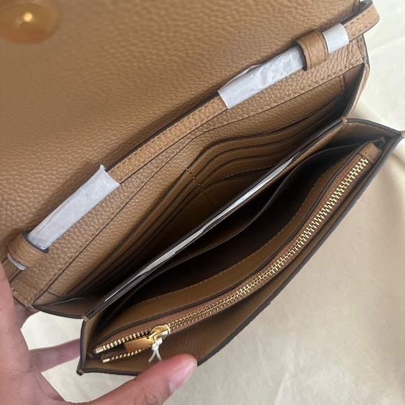 AUTH NWT TORY BURCH McGraw Logo Pebbled Leather Wallet Crossbody In Tan - Picture 9 of 14